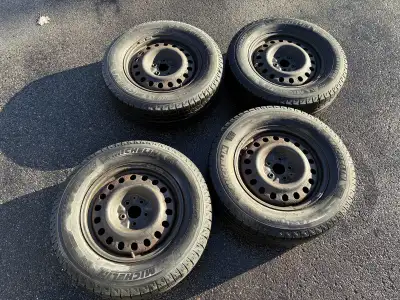 Lightly used 17” winter tires and rims. Equipped with OEM Acura TPMS. Tire: 17” Michelin Latitude X-...