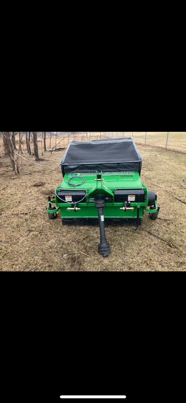 John Deere tractor - 3033r & Attachments in Farming Equipment in Edmonton - Image 4