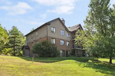 Lumineux condo situé au rez-de-chaussée. Environnement paisible : terrain paysager avec arbres matur...