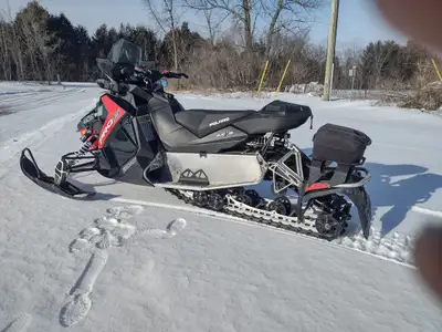 On sale for $6,000, has 9,039 km (5,617mi), includes 2025/26 Ontario Trail Pass and 3 floor dollies....