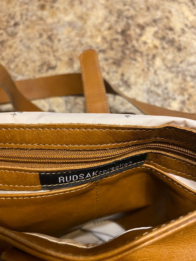 RUDSAK Collection - sac à main en cuir dans Femmes - Sacs et portefeuilles  à Ville de Montréal - Image 2