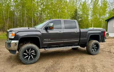 Has a 7” Rough Country Lift. 22” rims on 37s, new tires 12k ago. 311,00kms. Fully loaded AC/heated s...