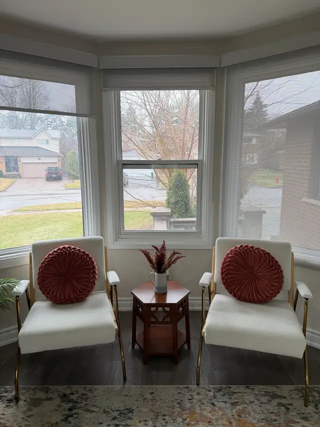 Like New 27” mid entry armchair  in Chairs & Recliners in Markham / York Region - Image 2