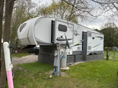 2019 open range 5th wheel holiday trailer. 29ft but 32ft overall . 3 slides. 1/2 ton tow . Lot rent...