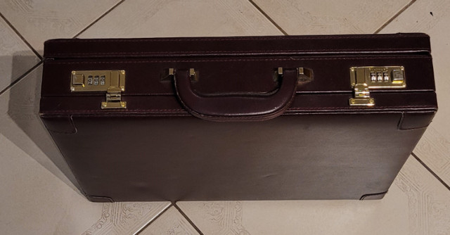 Samsonite Expandable Leather Briefcase in Other in Mississauga / Peel Region - Image 2