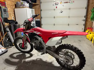 Like new Honda 450R with only 3 hours !! Rider took 1 spill first day riding, its been sitting ever...
