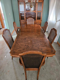 Solid Oak dining table  - like new