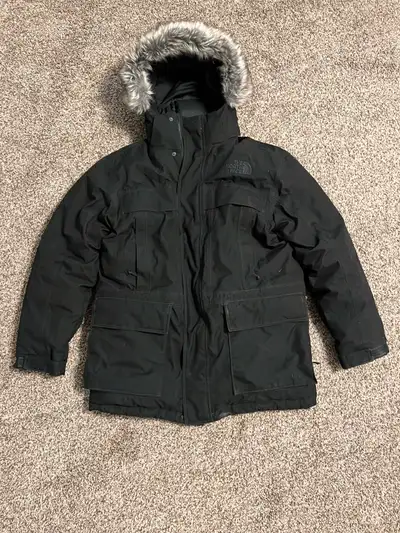 Stay warm and stylish this winter with The North Face McMurdo Parka. Perfect for harsh Canadian wint...