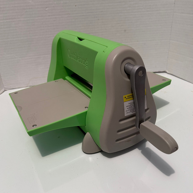 Green cuttlebug machine in Hobbies & Crafts in Markham / York Region - Image 2