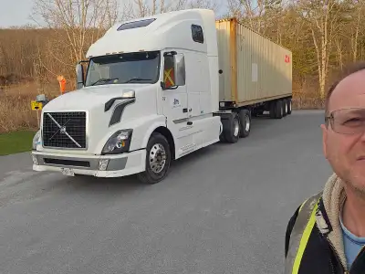 I am selling a 2005 Volvo highway tractor, it is in used condition. It's ready to hit the road and h...