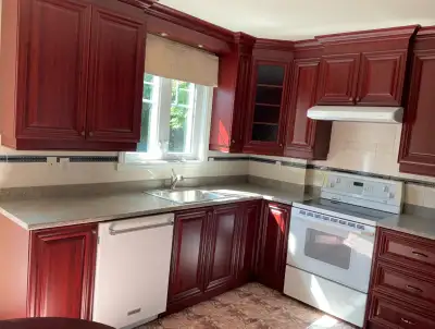 Je vends un ensemble d'armoires de cuisine en bois de couleur cerise classiques et intemporelles, pa...