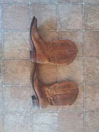 Women's cowboy boots size 9