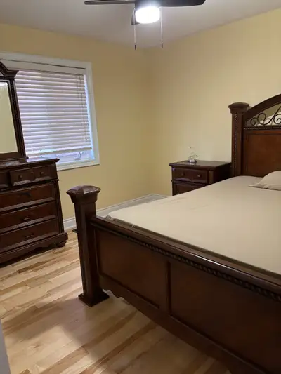 A clean room for a non smoking person. Shared kitchen and bathroom. Parking is available. Wifi inclu...