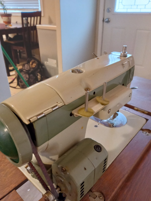 ANTIQUE PIEDMONT DELUXE (New Home) SEWING MACHINE in Hobbies & Crafts in City of Halifax - Image 3