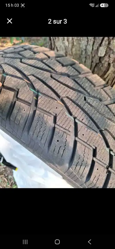 4 x pneus d'hiver UNIROYAL 225 65 17 à vendre. Un seul hiver de route. En très bon état. J'étais trè...