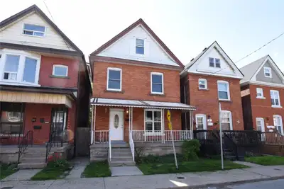 One bedroom apartment for rent in a desirable neighbourhood, close to many amenities and the main th...