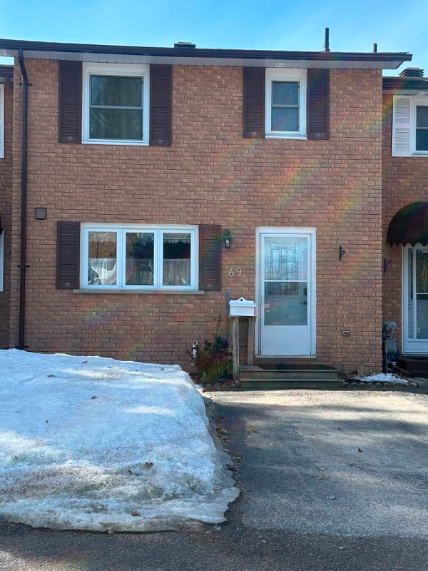 This very well-maintained, 3 bedrooms, 1.5 bath 2 storey condo! in Condos for Sale in Sudbury