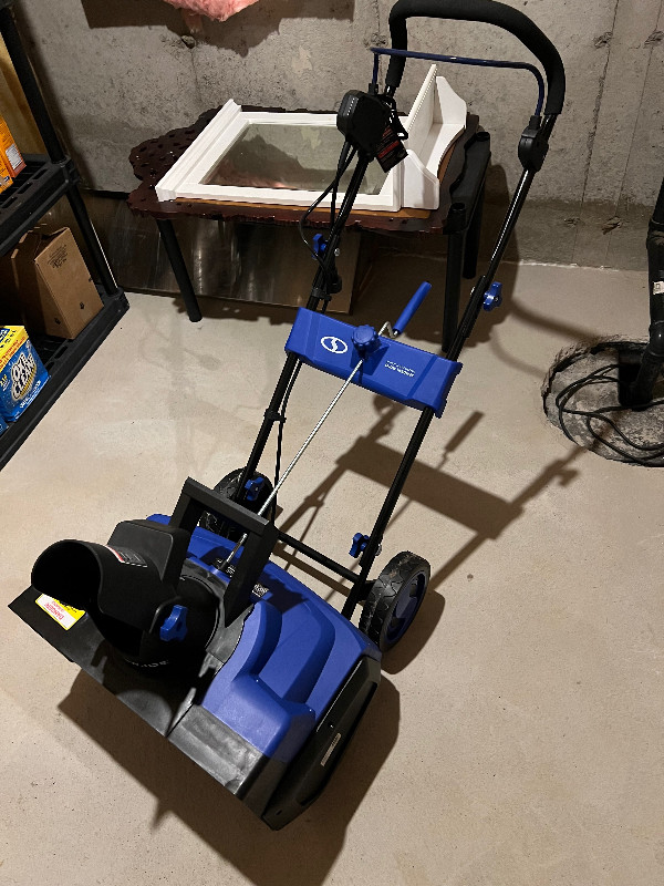 Snow Joe SJ624E Electric Single Stage Snow Thrower 21 In 14 amp in Snowblowers in Oakville / Halton Region