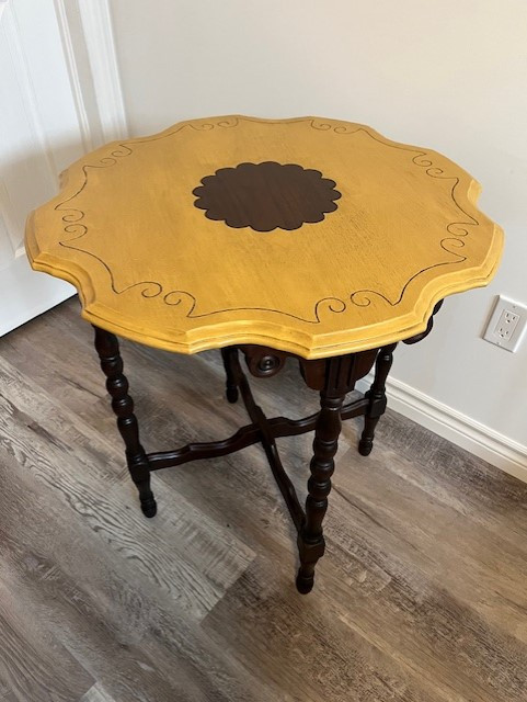 Charming hall/entry table in Other Tables in Owen Sound - Image 3