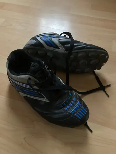 Soccer Cleats Athletic Works kids size 4