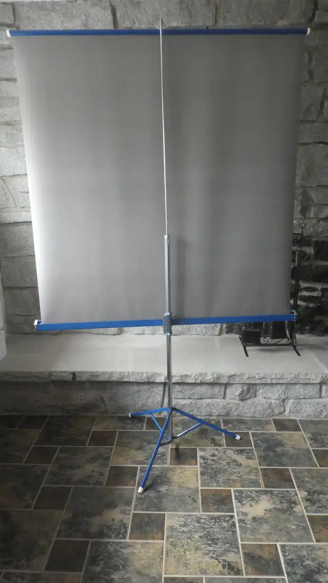 Écran de projection / projection screen in Video & TV Accessories in Sherbrooke - Image 4