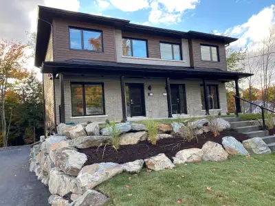 APPARTEMENT 5 et demi à Louer à Granby disponible immediatement , situé sur la rue St-Charles sud, a...