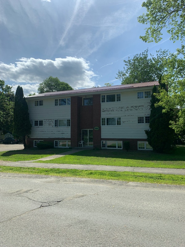 St Stephen 1 Bedroom close to the Hospital off street parking Long Term Rentals Saint John