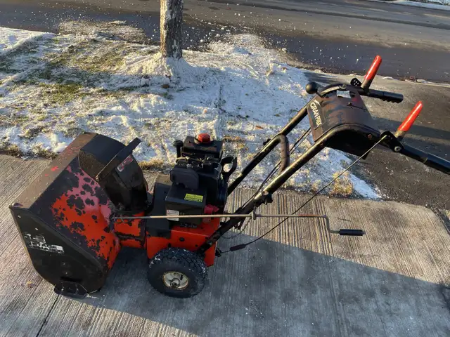 Gran Prix snowblower in Snowblowers in Mississauga / Peel Region - Image 2