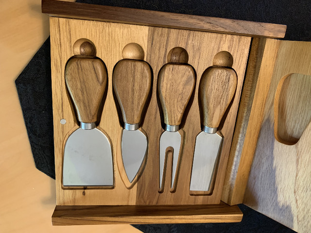 SOLID TEAK CHEESE SET BRAND NEW in Kitchen & Dining Wares in London - Image 2