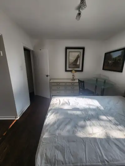 Steeles W at Bathurst St upper private furn'd room for female