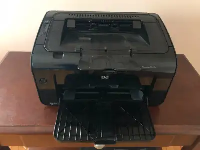 Une petite imprimante laser HP P1109w avec ou sans fil. Elle a une cartouche, fonctionnel et en bonn...