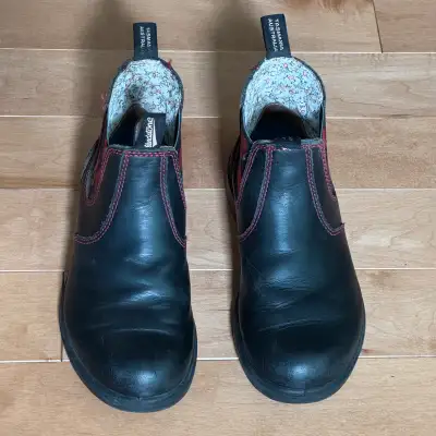 Great condition - Youth Blundstones in black leather with red stitching and rose pattern on elastic...