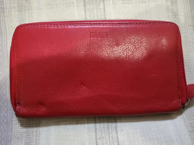Vintage roots Red Leather Zip around Wallet Wristlet Clutch in Women's - Bags & Wallets in Ottawa - Image 4