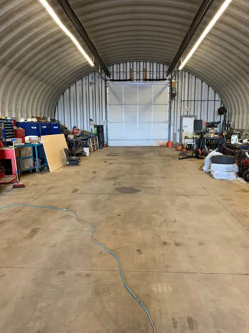Looking for the perfect space for your woodworking, body repair, or storage needs? This spacious 3,7...