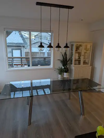 Very big extendable glass dining table, extends from just under 6 feet to 8.5 feet long. Seats 6 eas...