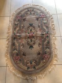 2 oval, oriental style rugs.  Carpettes orientales 