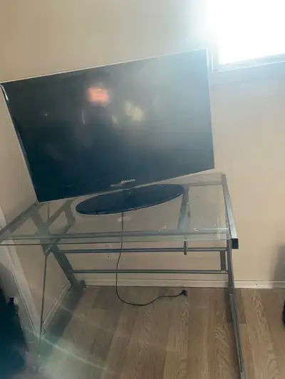 This used TV stand features a sleek glass top and a sturdy metal frame, providing a modern look and...