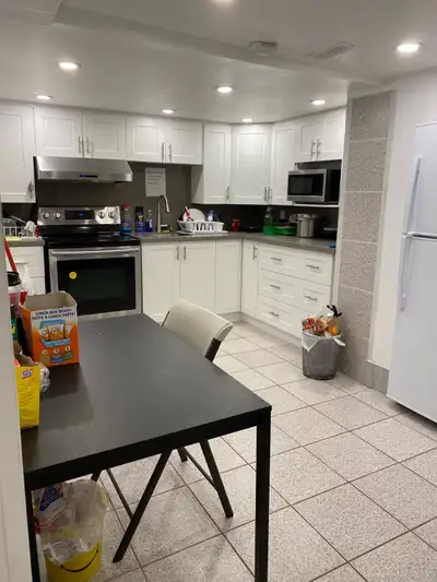 small room for rent(Dundas/manning ave)