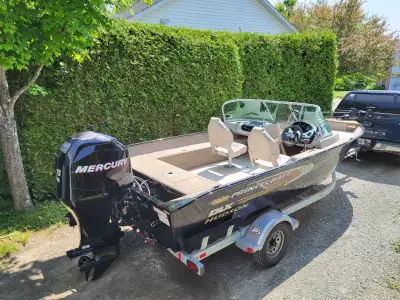 Équipements inclus: Un moteur Mercury 115 hp 4 temps EFI 2012 (moins de 300 hres), un moteur 9.9 hp...