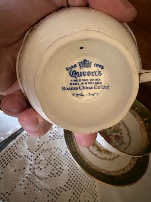 Elizabethan & Queen's Teacups429746962144307201