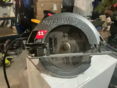Get the job done with this reliable Skil Legend circular saw, model 5155, which is in good working c...