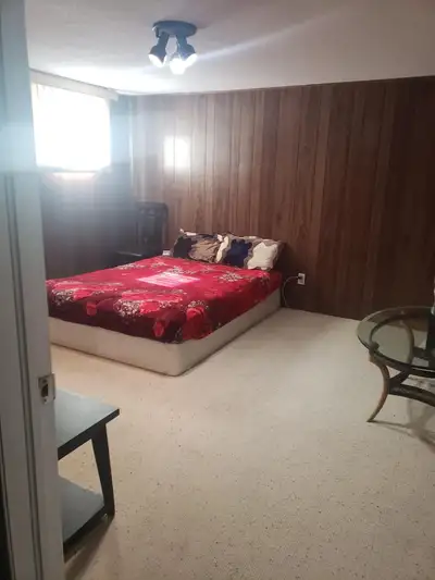 Room available in sharing. Wifi, Laundry included Parking Available