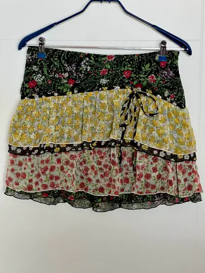 PRETTY FLOWERY MANGO SKIRT SIZE 8, View more