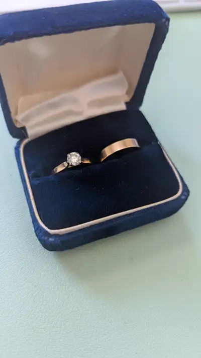 Vintage diamond engagement ring with gold wedding band. It is from the 1980s and in good condition b...