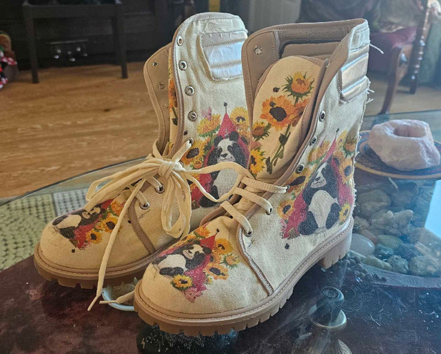 Sz 8.5/9 Ankle Boot Panda Canvas in Women's - Shoes in Cole Harbour