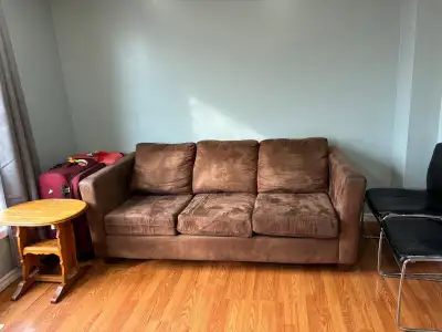 one room available in house