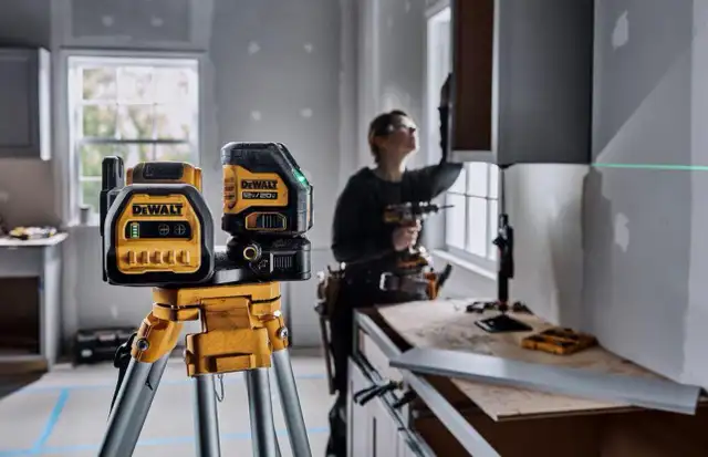 DEWALT 20V MAX Green Cross-Line Laser Level in Power Tools in Oshawa / Durham Region - Image 4