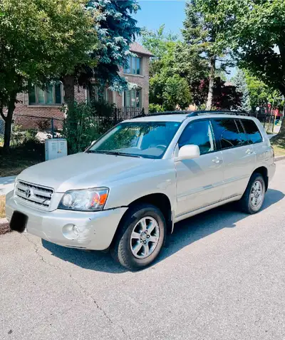 2006 Toyota Highlander - 98,500km - Certified - $10,000 FIRM. For sale, a perfectly running, well-ma...