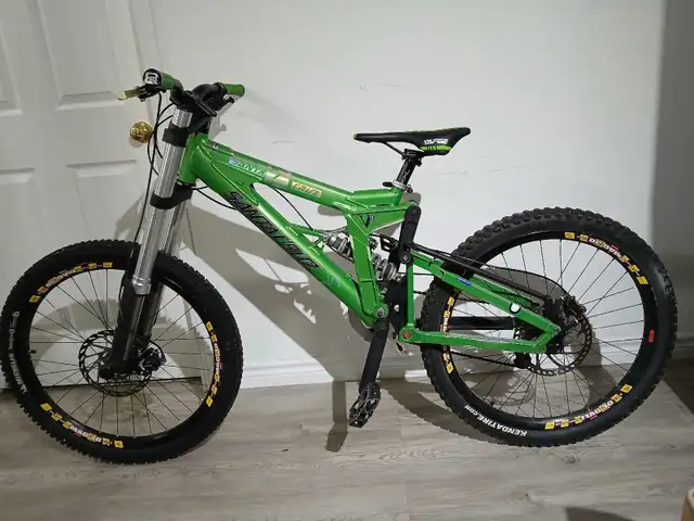 Santa Cruz V10 in Mountain in London - Image 2