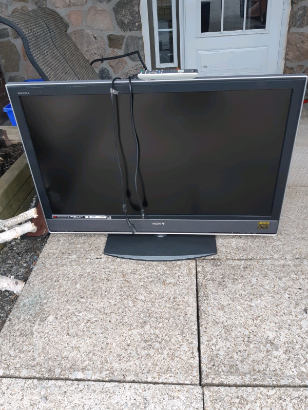 Free 46" TV older heavy model. Sony with remote Free Stuff St